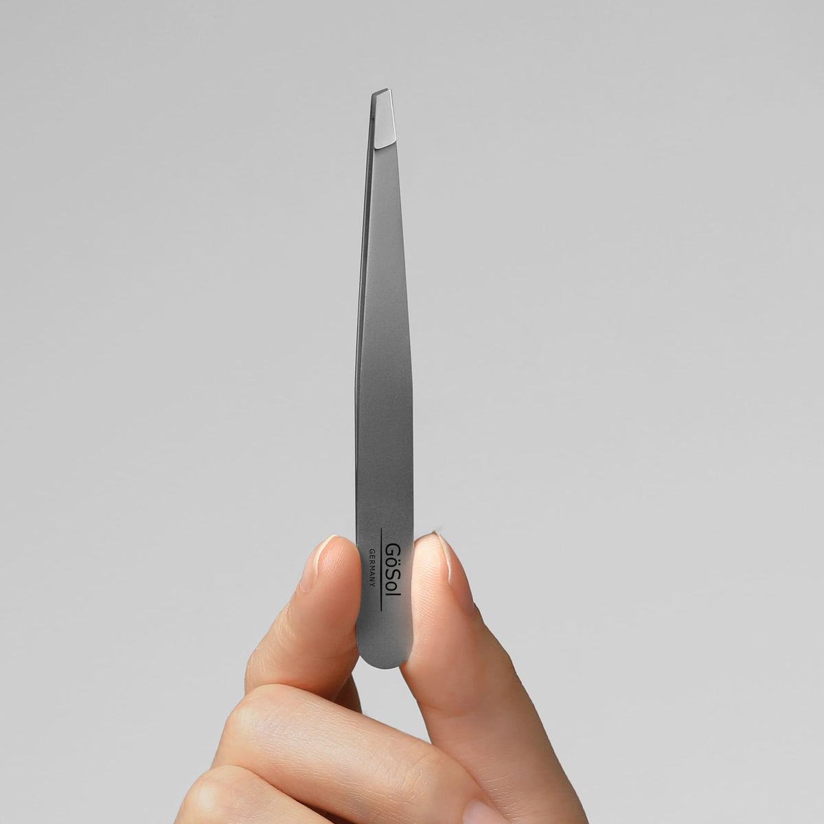 GöSol Professional Slanted Tweezers – Precision Plucking, No Hair Breakage, Gentle on Skin